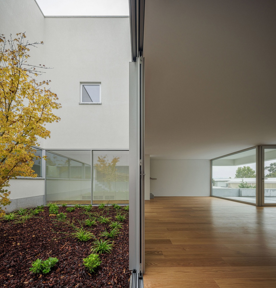 house in santa marinha by helder da rocha arquitectos