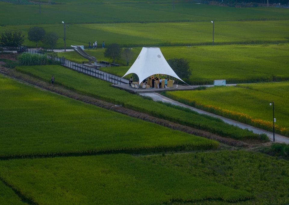 tower pavilion in paddy fields by jumpinghouselab