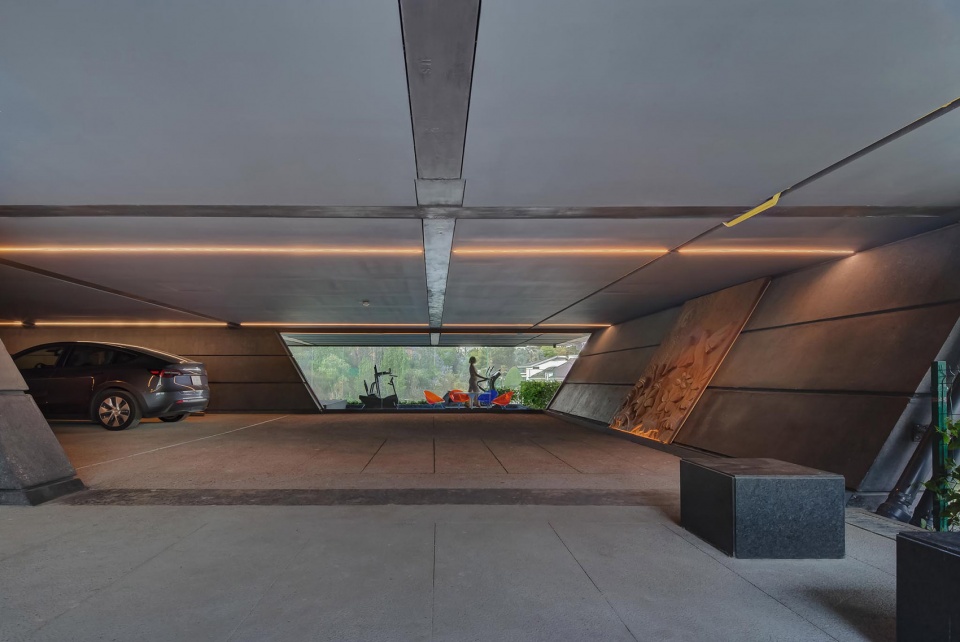 CH73 House by LBR A