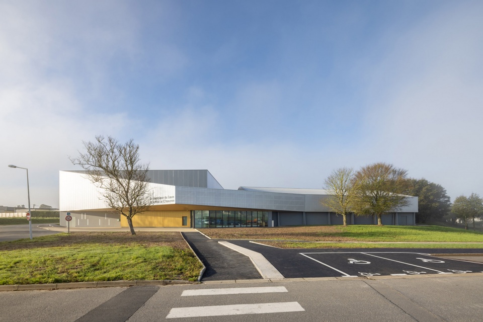 Renovation and extension of the Coum sports complex by ENO Architectes