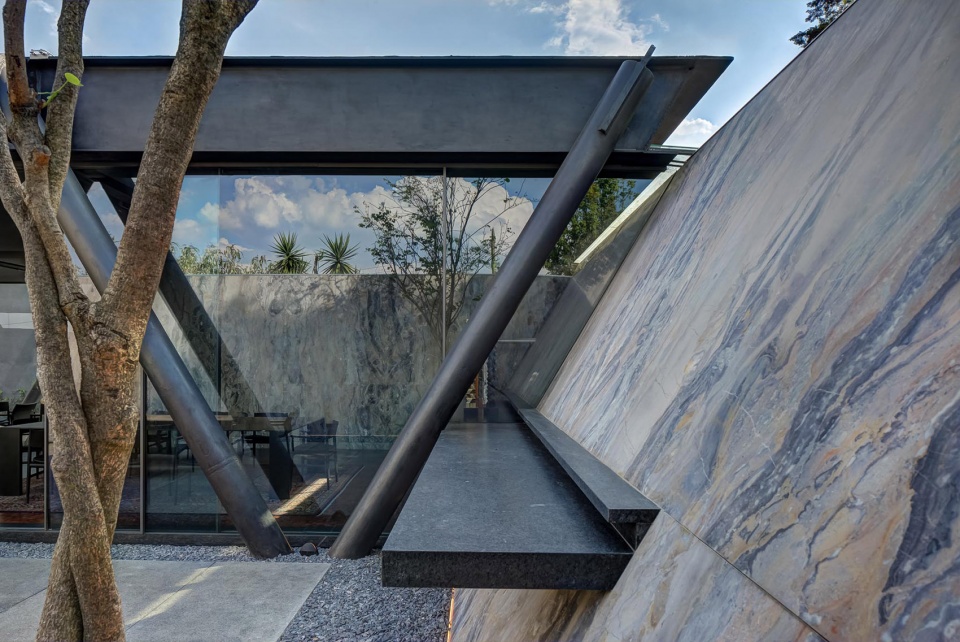 CH73 House by LBR A