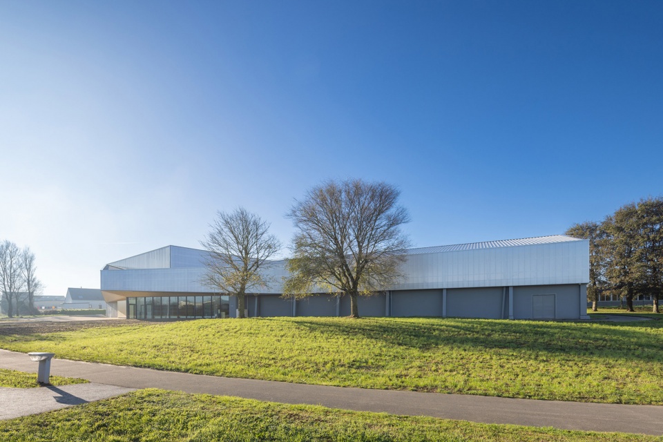 Renovation and extension of the Coum sports complex by ENO Architectes