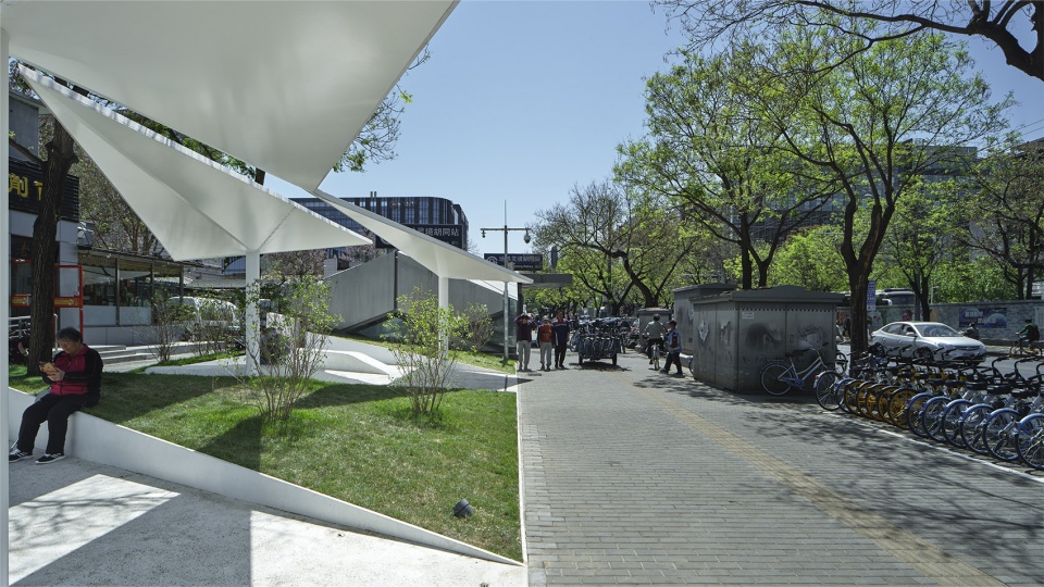 Beijing Lingjing Hutong Subway Exit Pocket Park by BAZUO Architecture Studio 拷贝