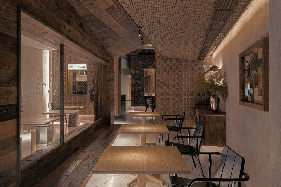 Anaago Bistro China by VARI Design