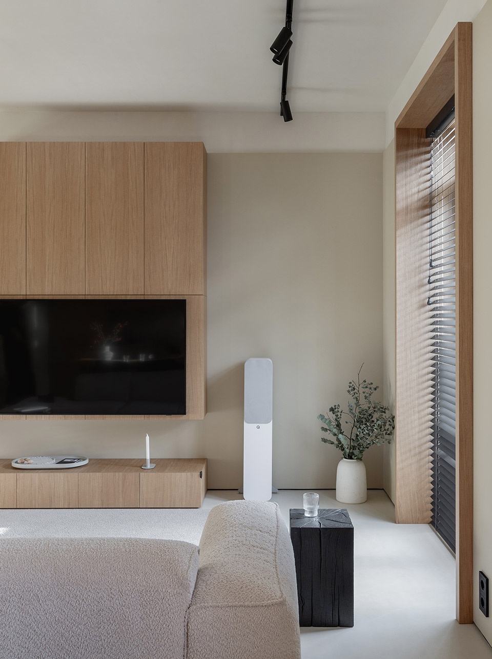 BEIGE APARTMENT by ZROBIM architects