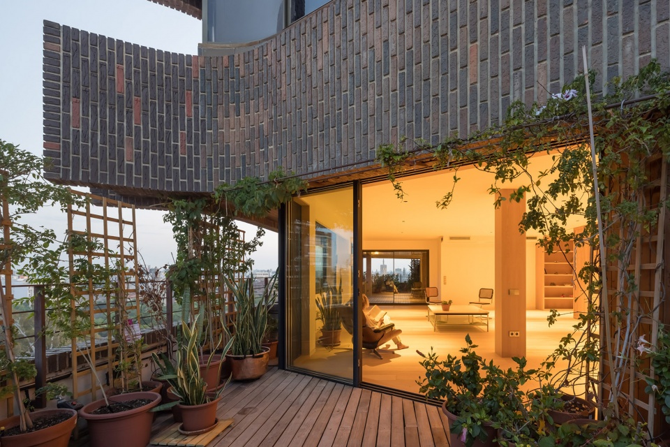 home in la pagoda by tambori arquitectes