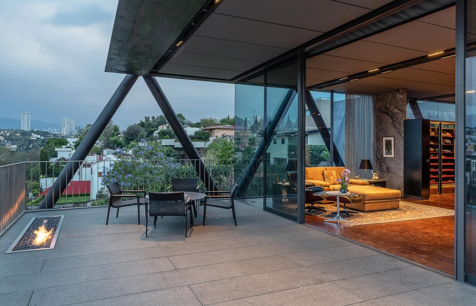 CH73 House by LBR A