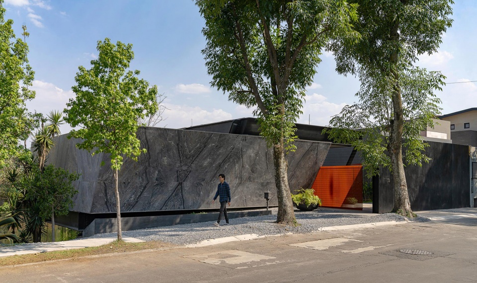 CH73 House by LBR A