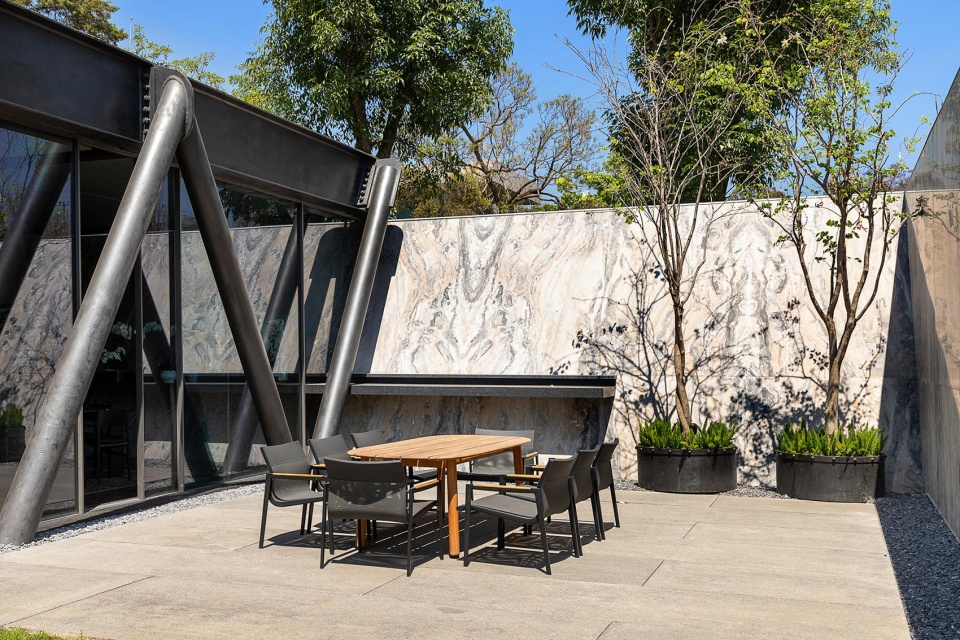 CH73 House by LBR A