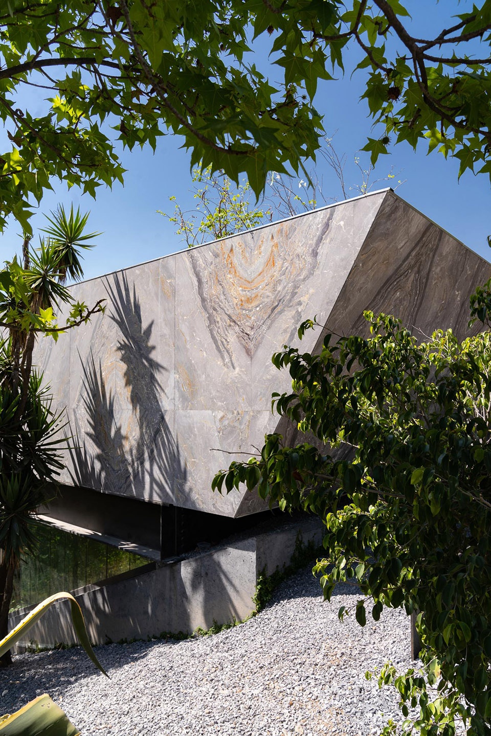 CH73 House by LBR A