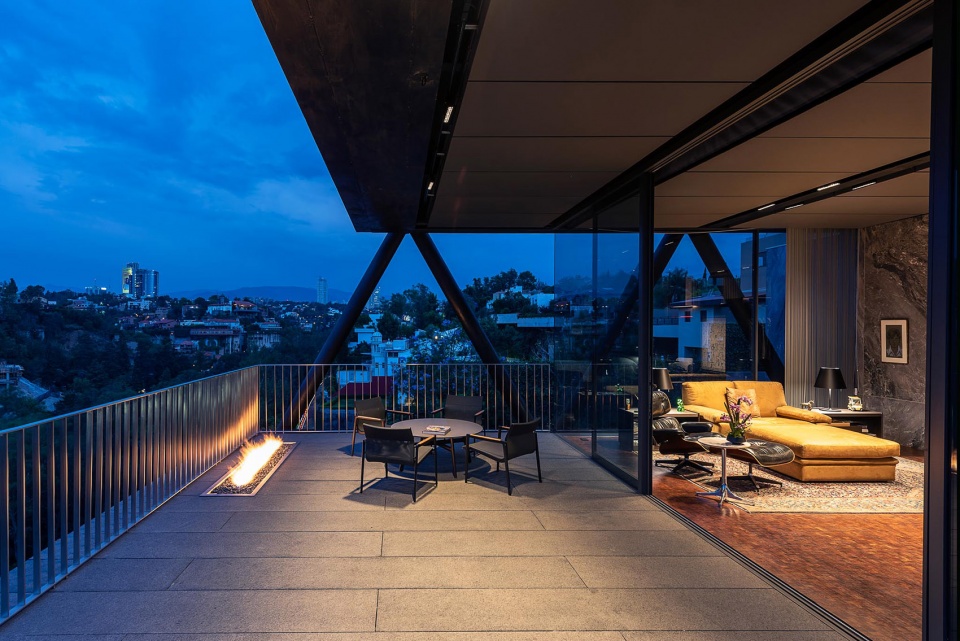 CH73 House by LBR A