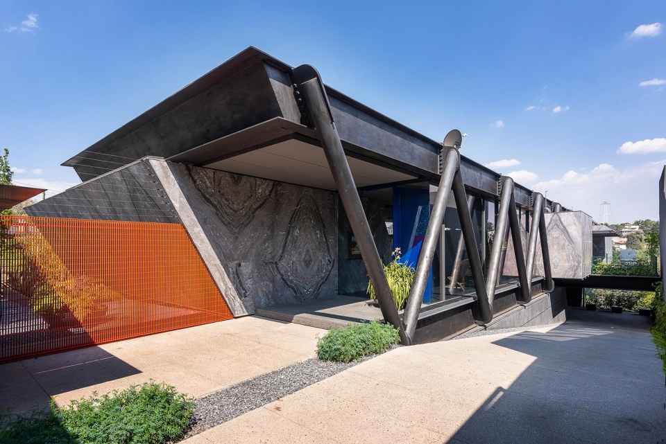 CH73 House by LBR A