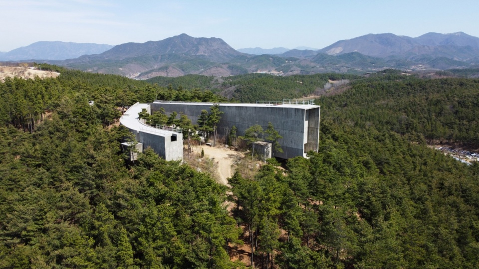 Sayuwon park pavilions by Alvaro Siza Photography by William Mulvihill
