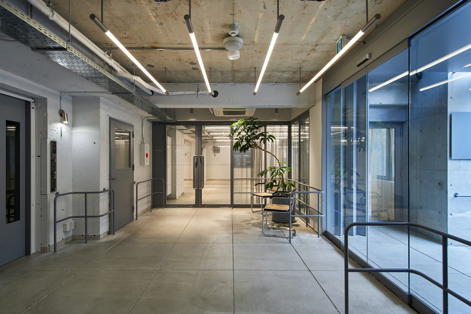 Kuwasawa Design School new educational facility by moss