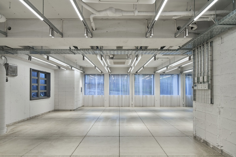 Kuwasawa Design School new educational facility by moss