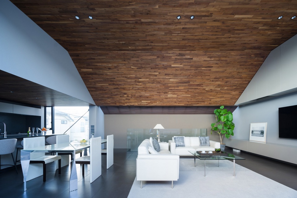 LAXUS by APOLO Architects Associates Co Ltd