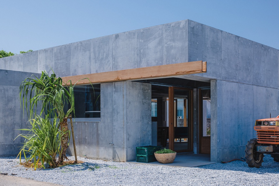 house in shikenbaru by studio cochi architects
