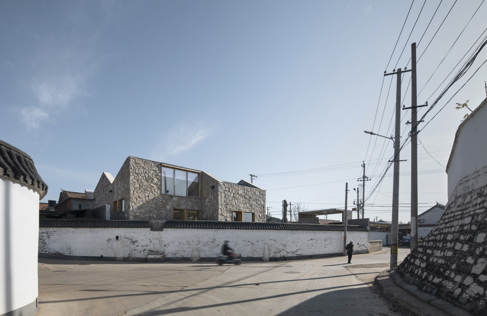 Folding Roof Courtyard China by MAT Office