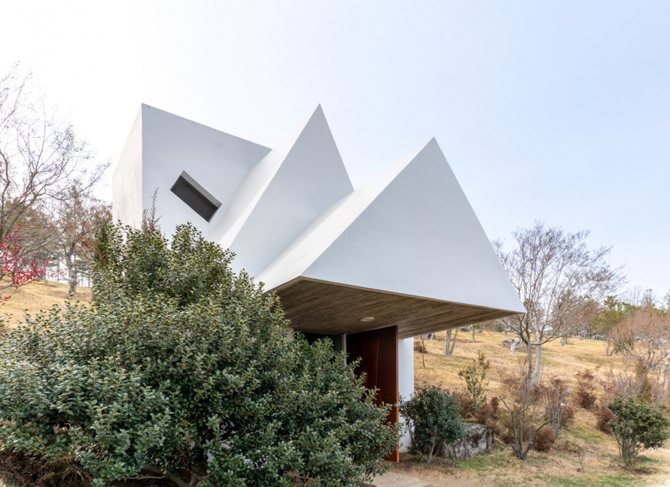 Sayuwon park pavilions by Alvaro Siza Photography by William Mulvihill
