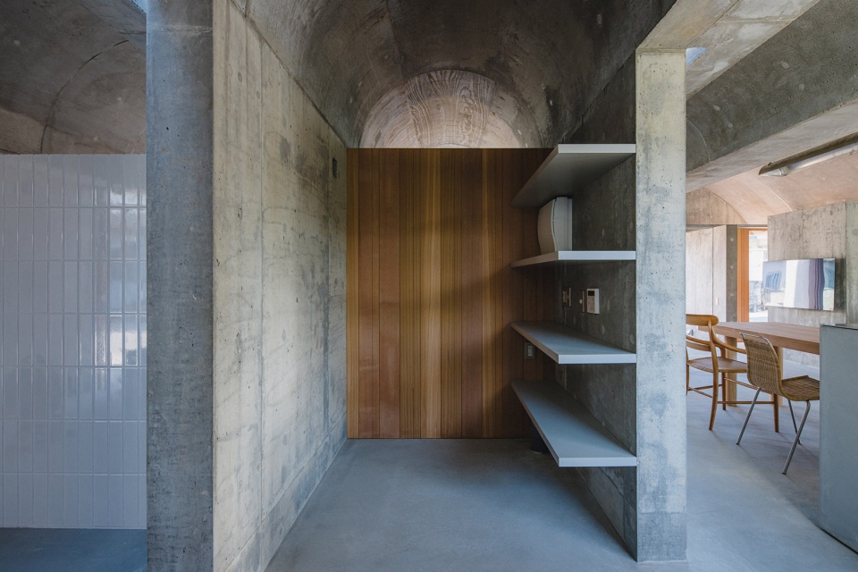 house in shikenbaru by studio cochi architects