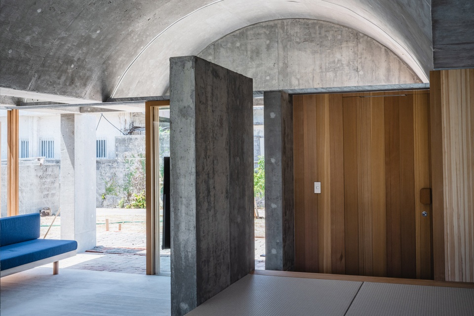 house in shikenbaru by studio cochi architects