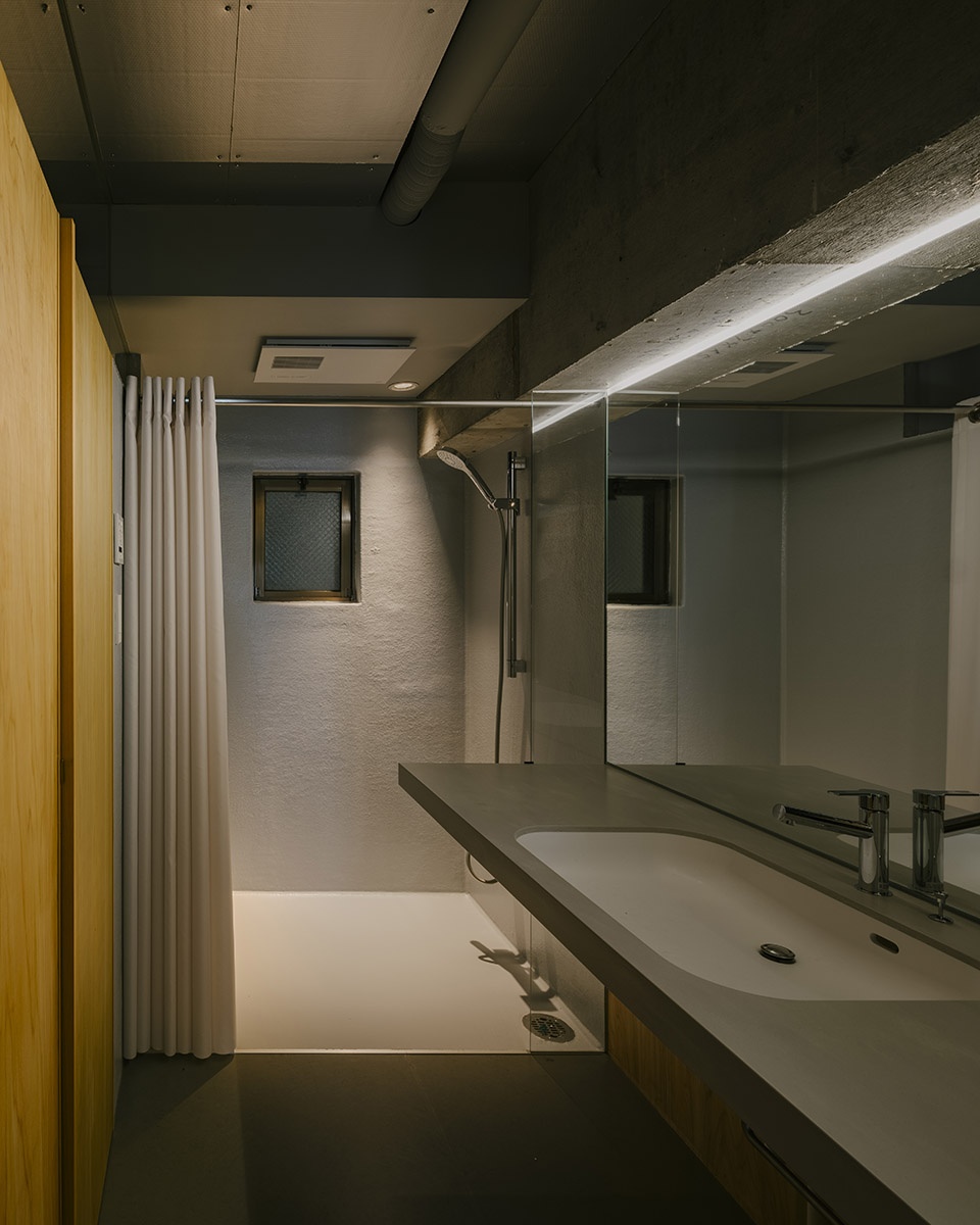 Flat renovation in Sakurazaka by Masaaki Iwamoto Masaaki Iwamoto Laboratory ICADA