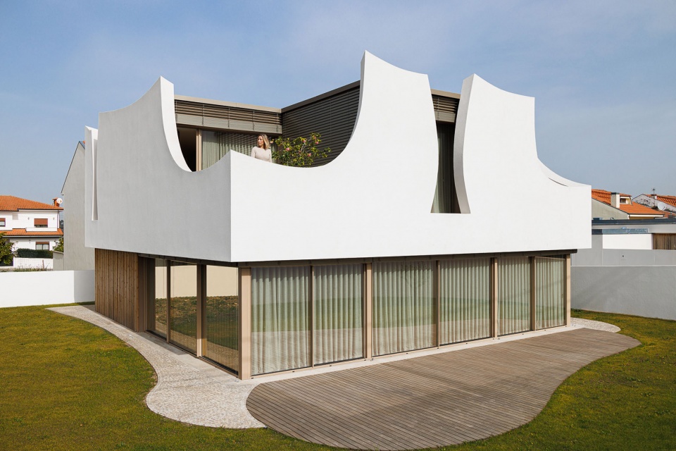 Casa Patios de Petalas by Sandra Micaela Casinha Atelier