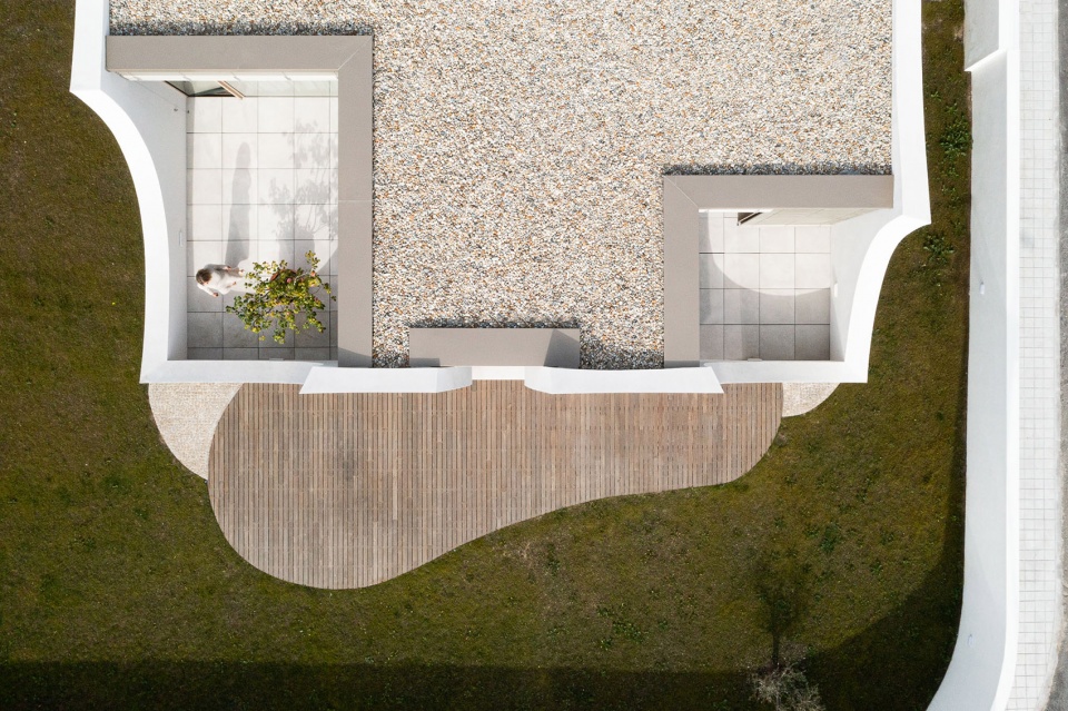 Casa Patios de Petalas by Sandra Micaela Casinha Atelier