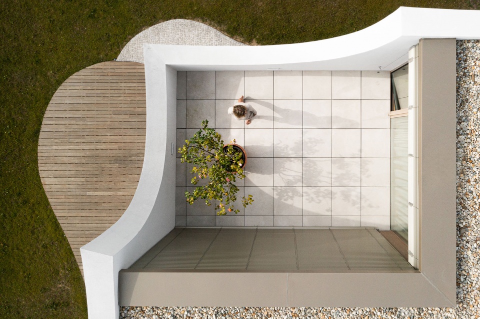 Casa Patios de Petalas by Sandra Micaela Casinha Atelier