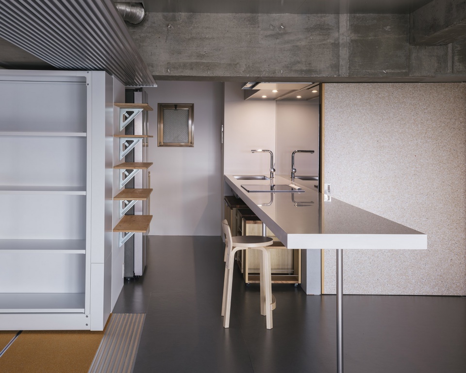 Flat renovation in Sakurazaka by Masaaki Iwamoto Masaaki Iwamoto Laboratory ICADA