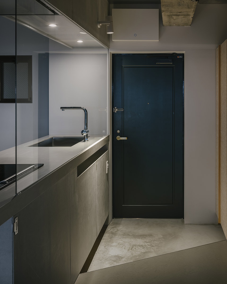 Flat renovation in Sakurazaka by Masaaki Iwamoto Masaaki Iwamoto Laboratory ICADA