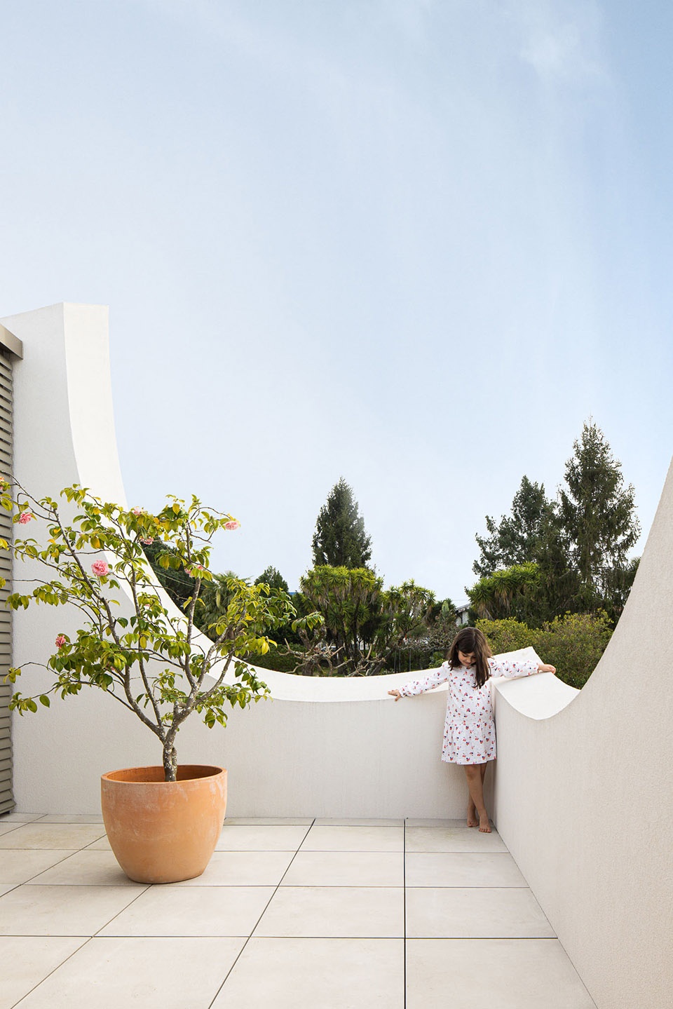 Casa Patios de Petalas by Sandra Micaela Casinha Atelier