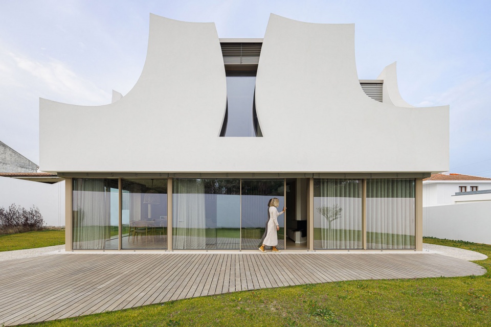 Casa Patios de Petalas by Sandra Micaela Casinha Atelier