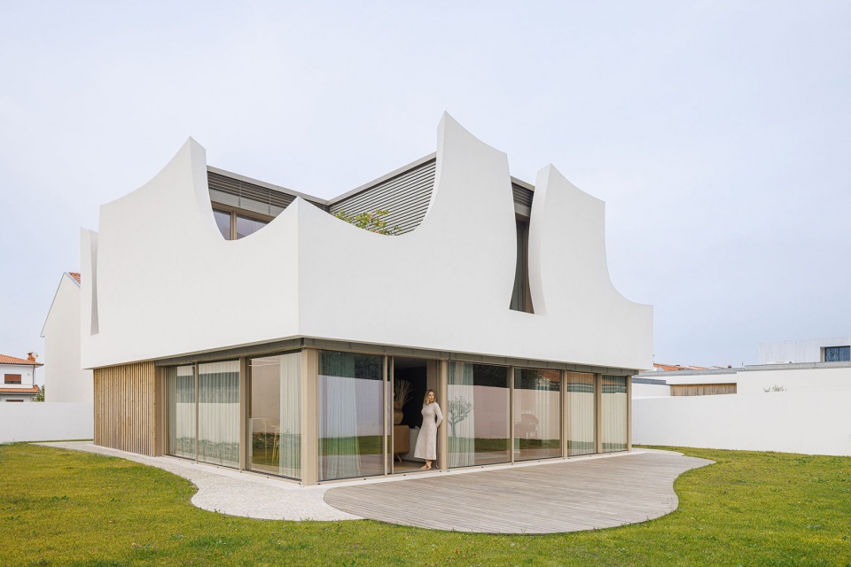 Casa Patios de Petalas by Sandra Micaela Casinha Atelier