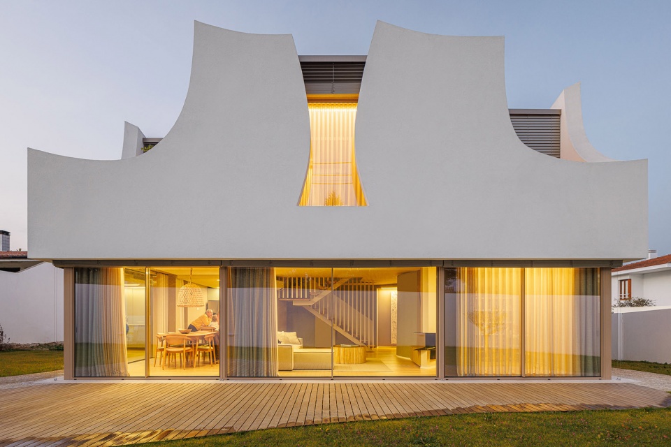 Casa Patios de Petalas by Sandra Micaela Casinha Atelier