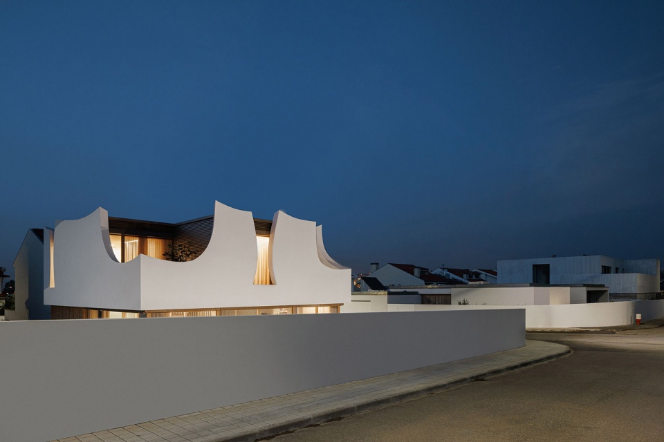 Casa Patios de Petalas by Sandra Micaela Casinha Atelier