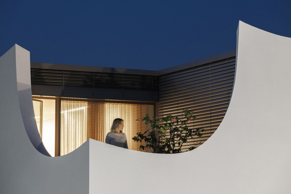 Casa Patios de Petalas by Sandra Micaela Casinha Atelier