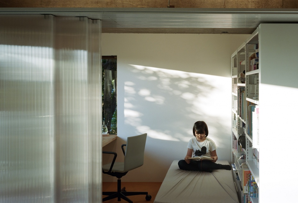 Flat renovation in Sakurazaka by Masaaki Iwamoto Masaaki Iwamoto Laboratory ICADA
