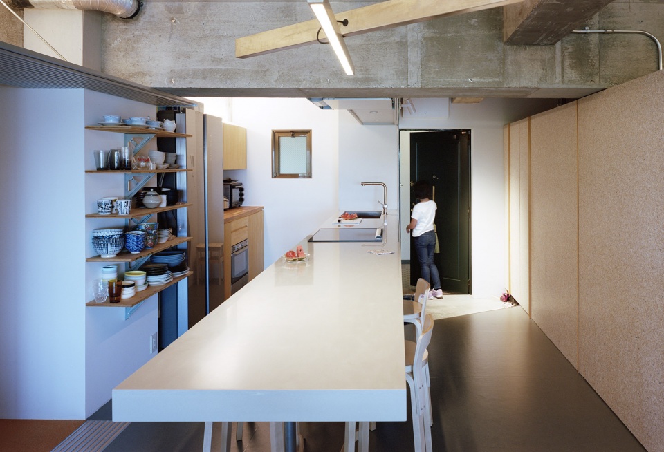 Flat renovation in Sakurazaka by Masaaki Iwamoto Masaaki Iwamoto Laboratory ICADA