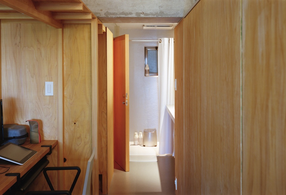 Flat renovation in Sakurazaka by Masaaki Iwamoto Masaaki Iwamoto Laboratory ICADA
