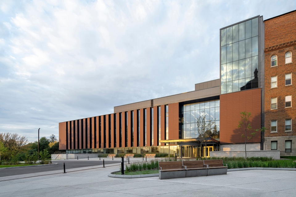 luminous expansion for hopital du sacre coeur de montreal by provencher roy yelle maille architects