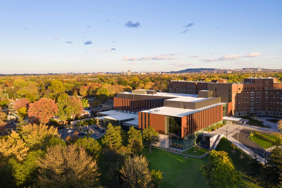 luminous expansion for hopital du sacre coeur de montreal by provencher roy yelle maille architects