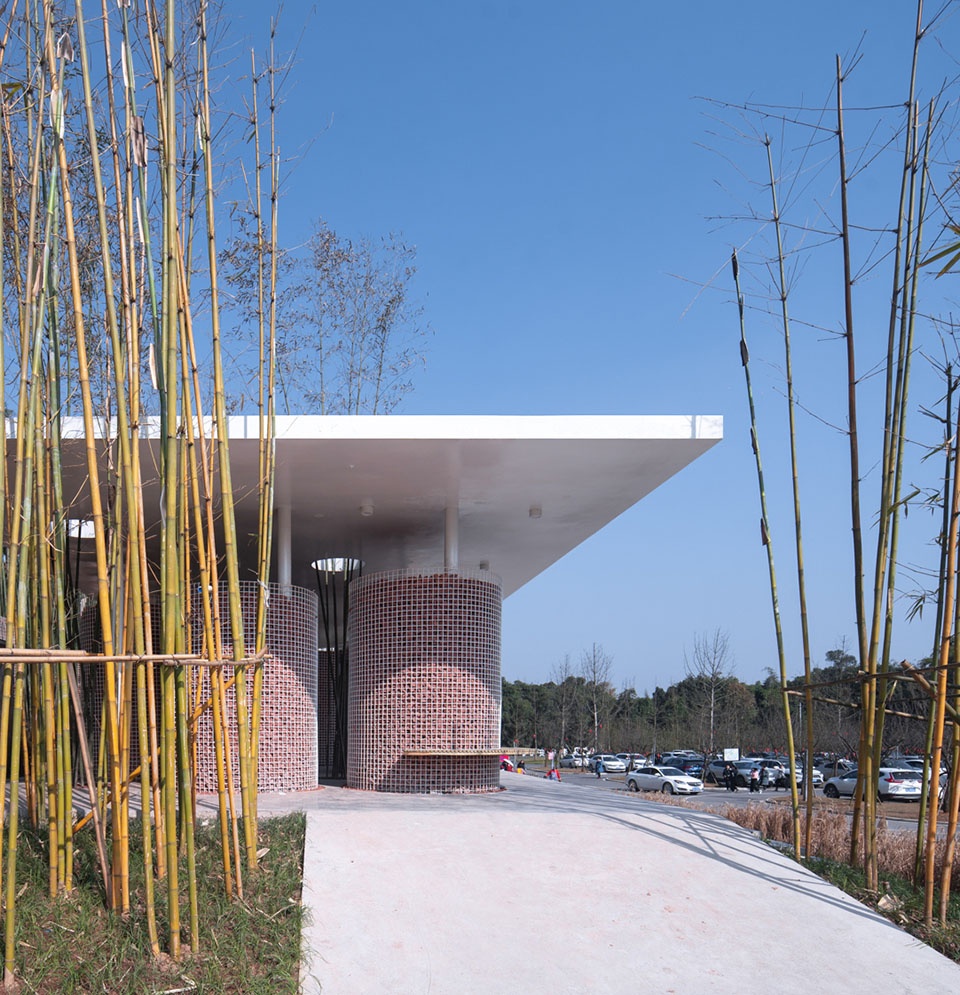roll toilet by zaixing architectural desgin firm