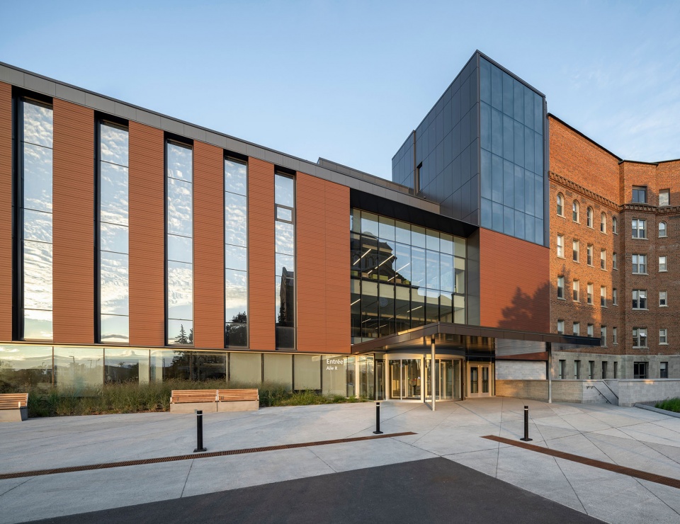 luminous expansion for hopital du sacre coeur de montreal by provencher roy yelle maille architects