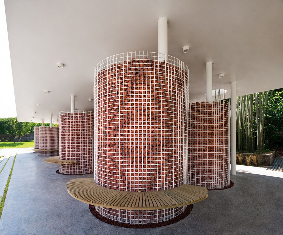 roll toilet by zaixing architectural desgin firm