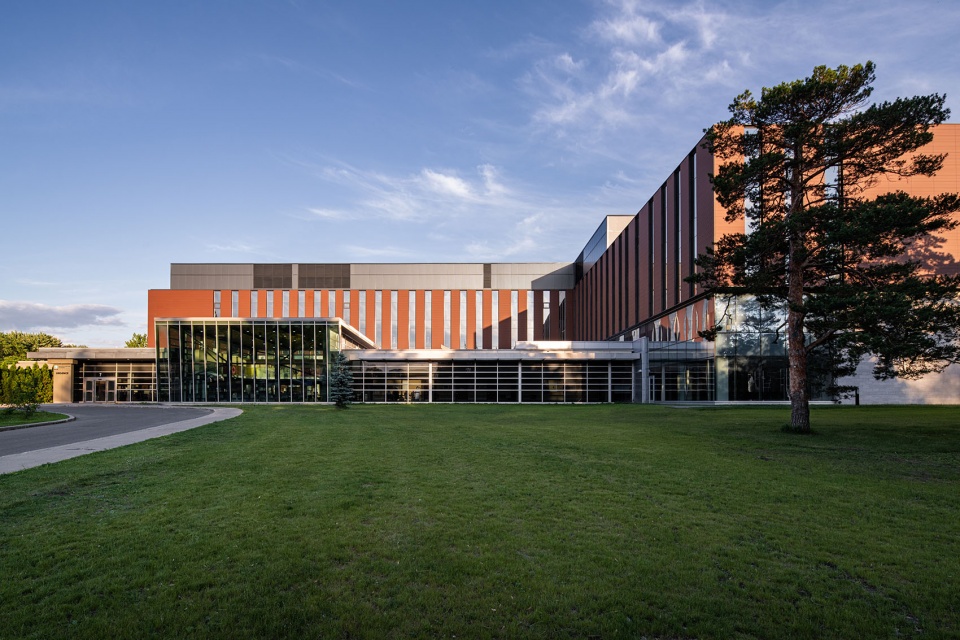 luminous expansion for hopital du sacre coeur de montreal by provencher roy yelle maille architects