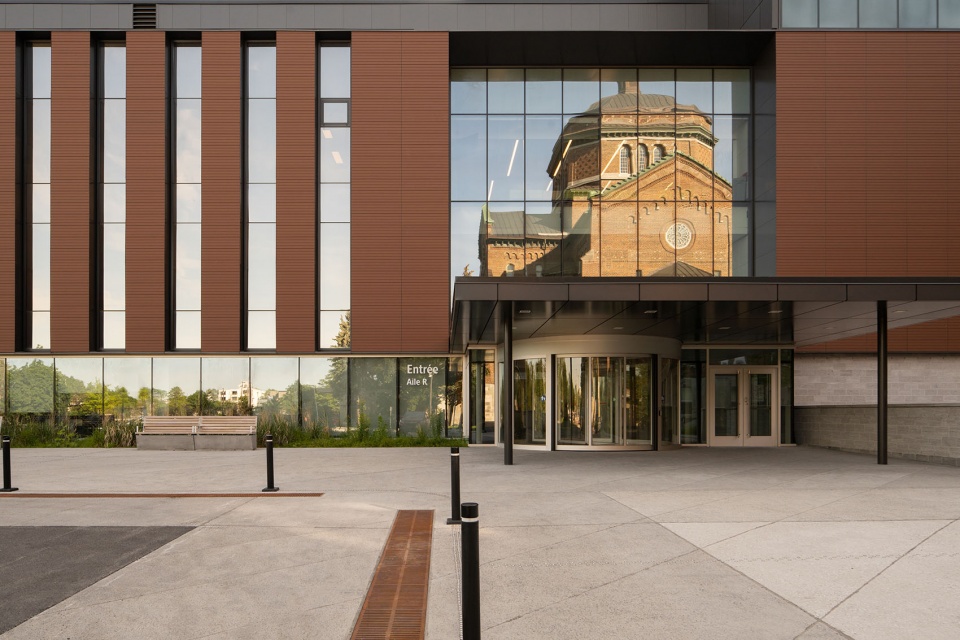 luminous expansion for hopital du sacre coeur de montreal by provencher roy yelle maille architects