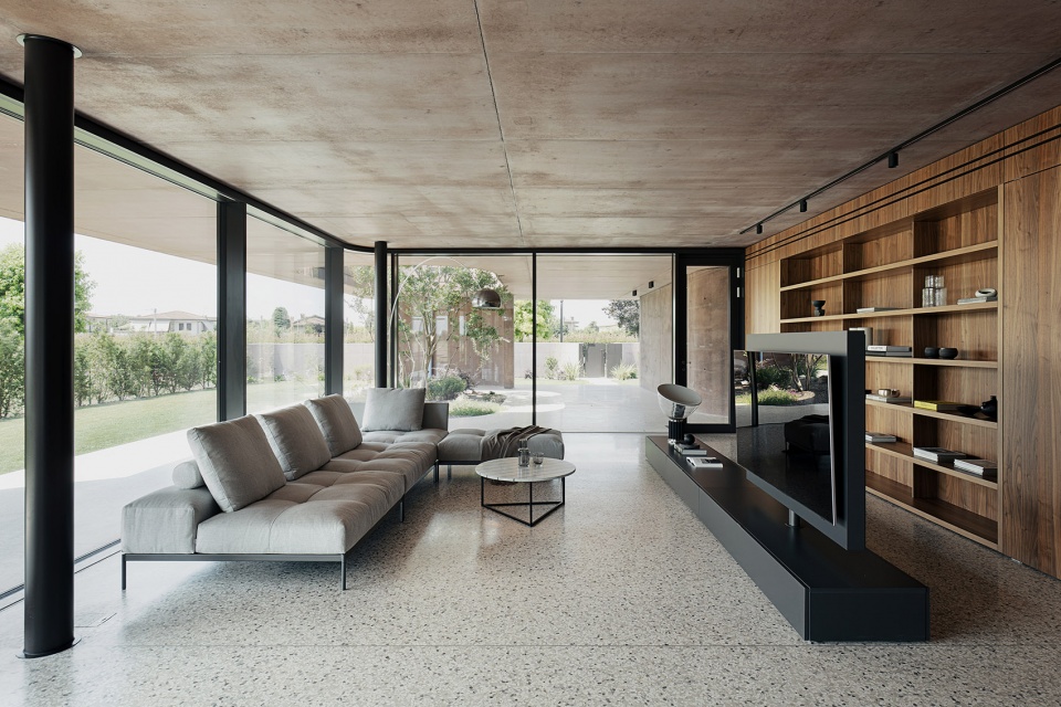 211 House with a large porch by MIDE architetti