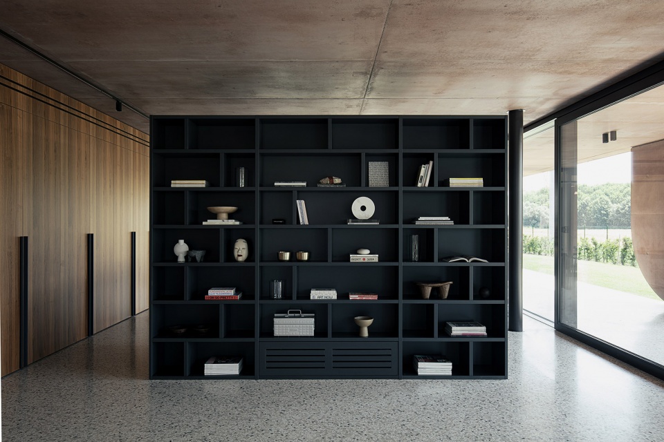 211 House with a large porch by MIDE architetti