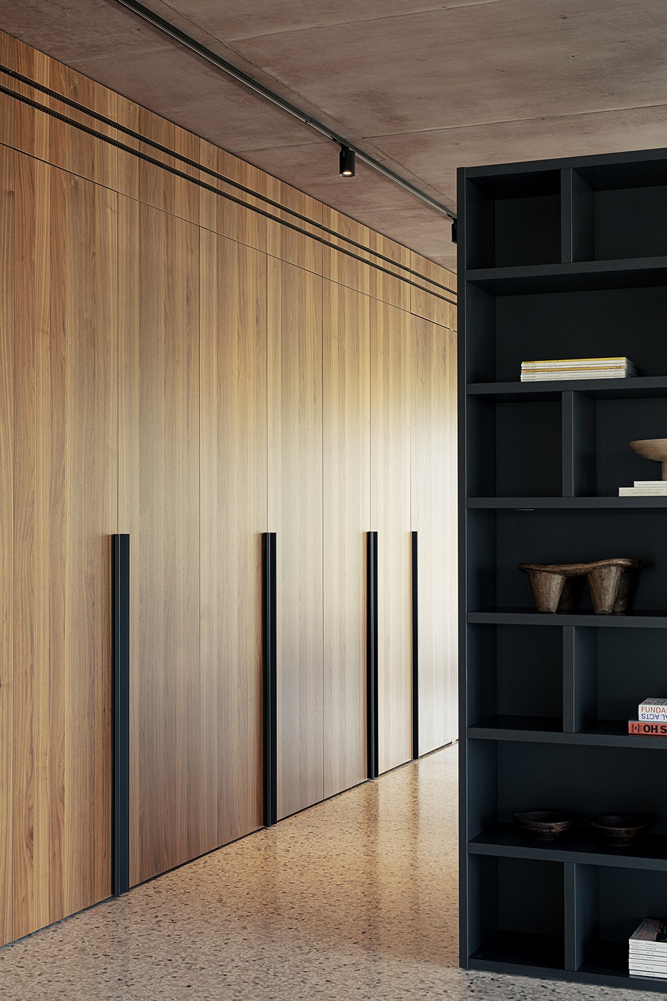 211 House with a large porch by MIDE architetti
